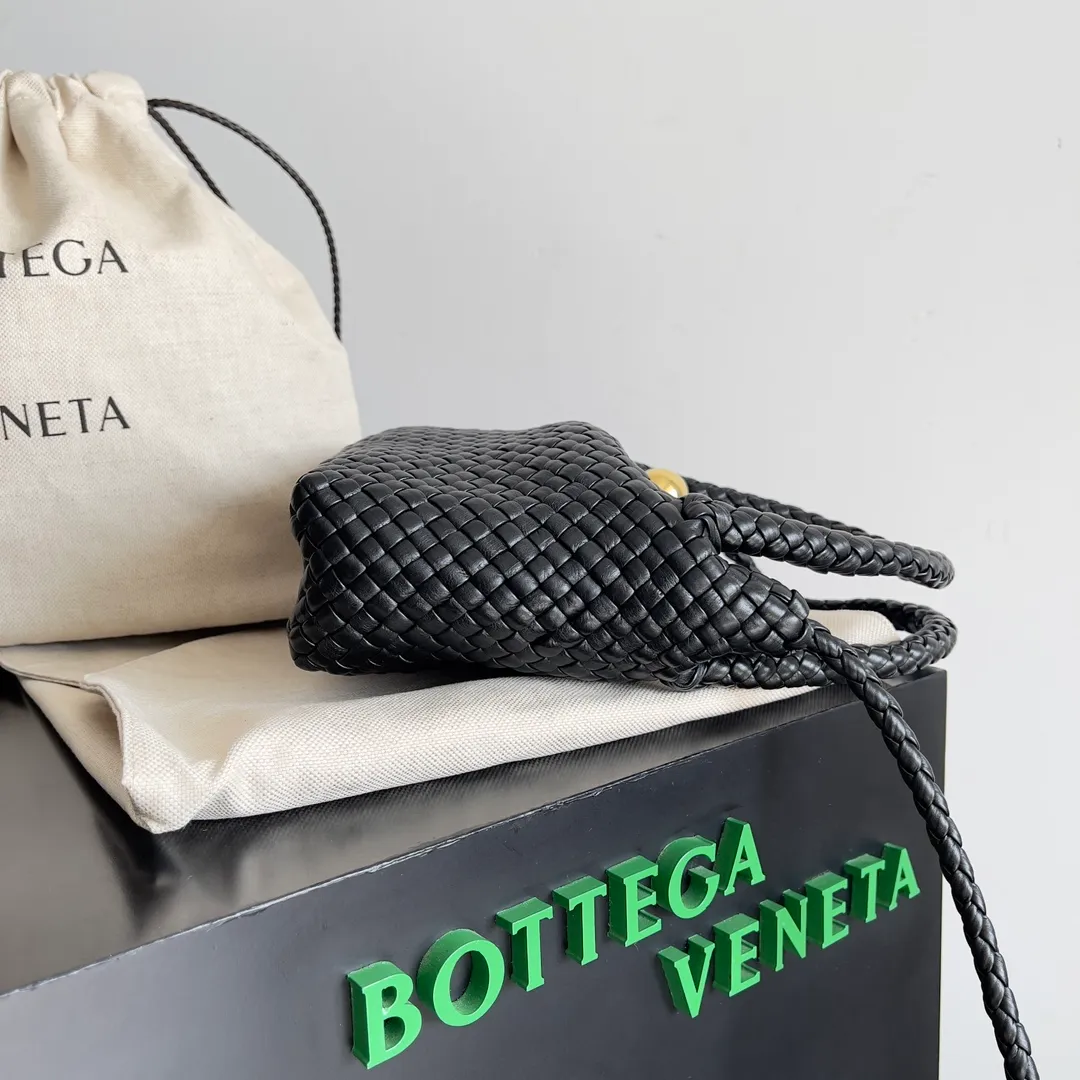 Batch 3760 BV collectible small woven handbags are really YYDS!! Bottega Veneta’s most classic small woven handbags are back! ! We use the highest quality leather with the highest craftsmanship❤️ to create the most expensive works. We have created the Intrecciato leather weaving process❤️ This unique traditional exclusive leather weaving method has not only become our logo but also reflects the time-consuming and labor-intensive craftsmanship of our products❤️ The new TOSCA handbag must be a selection worth collecting🆕 Style number: 776755 Size: 20*15.5*7cm